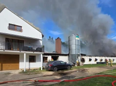 Pożar w Kobysewie na Kaszubach. Płonie kurnik i przyległy dom