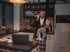 Boom na urlopy ojcowskie we Wrocławiu. Jak uzyskać płatne świadczenia ZUS na dziecko?