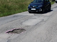 Powiatowe dziury na Żywiecczyźnie straszą! Wstyd i kpina! – ZDJĘCIA