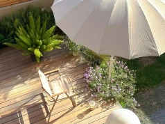 Ten parasol z JYSK robi cień i klimat jak z wakacyjnego patio. A kosztuje tylko 100 zł
