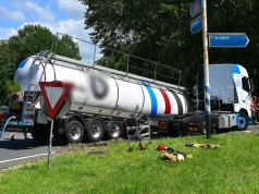 Cysterna zsunęła się z ciągnika na zjeździe z autostrady – zbiornik rozbity o ziemię