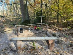 Łódź: W tym parku możesz się wystraszyć. Pod liśćmi drzew kryją się groby. Przechodzą dreszcze, pojawia się gęsia skórka. ZDJĘCIA