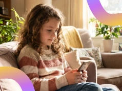83% dzieci sięga po smartfon. Okazuje się też, że coraz wcześniej wchodzą do tego świata