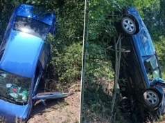 Pijany 79-latek wypadł z drogi. Auto zatrzymało się na drzewie. Pionowo!