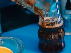 Nowa generacja konsumentów wybiera kawę na zimno – NESCAFÉ rozwija platformę cold coffee