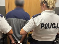 Nietrzeźwy obcokrajowiec bez uprawnień uszkodził znak drogowy. Nielegalnie przebywał w Polsce