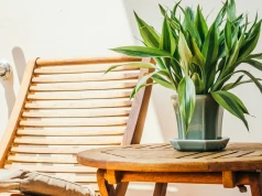 Leżanka na balkon to niezbędny mebel dla wakacyjnego relaksu. Te dwa modele przyciągają uwagę