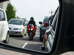 Motocykle na pasach awaryjnych. Poszli po rozum do głowy