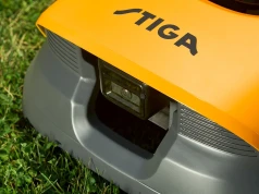 Koniec z kopaniem kabli w ogrodzie. Robot koszący wreszcie stał się prosty