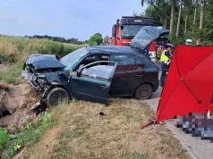 68-latka osobówką uderzyła w betonowy przepust. Nie miała żadnych szans