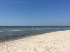 Tu nie walczysz o miejsce na piasku. Ta plaża wciąż daje odetchnąć od tłumów i parawanów