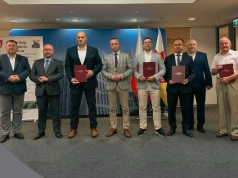 Ponad 7,6 mln zł na remonty kolejnych dróg wojewódzkich. Podpisano umowy