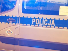 Warto zwolnić na mokrej nawierzchni. Na ekspresówce auto uderzyło w bariery