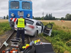 Kiszkowo. Samochód wjechał w pociąg towarowy, kierowca nie żyje