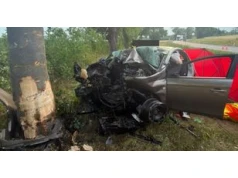 Dramatyczny wypadek niedaleko Nowego Miasta nad Pilicą. Zginęła kobieta, auto wbiło się w przydrożne drzewo