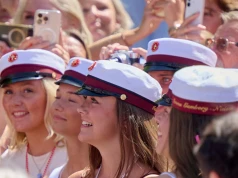 Księżniczka Izabela świętuje zakończenie szkoły w kostiumie kąpielowym