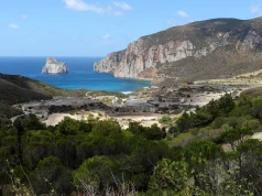 Plaża w Europie wygląda jak naturalny basen. Tuż obok stoi skała niczym z Rio de Janeiro