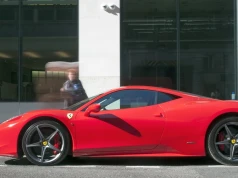 Dzieci zamieniły Ferrari za 2 mln zł w zjeżdżalnię. Sprawa trafiła do sądu