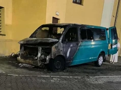 Ktoś podpalił busa GOK w Zawoni. Ogień mógł strawić zabytkowy ośrodek kultury. „To były sekundy”