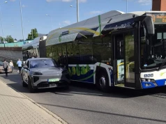 Kolizja elektrycznego Porsche z autobusem miejskim. Utrudnienia przy Bonarce