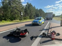 Wypadek na DK11 w Podgajach. Zderzenie osobówki z motocyklem