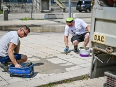 Naprawiono wybrzuszoną nawierzchnię na Starym Rynku. Prace wykonano w ramach robót pogwarancyjnych