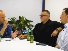 Tesla wykorzystuje wewnętrzne mikrofony samochodów już w fabryce, żeby lokalizować skrzypienia. A Moravy wyrasta na CEO Tesli