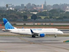 Lot United Express przerwany. Pasażer chciał otworzyć drzwi