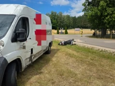 Groźny wypadek dostawczaka i motoroweru. 64-latka trafiła do szpitala
