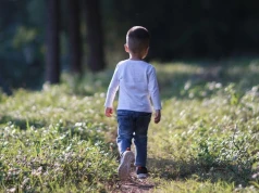 4-latek samotnie chodził po ulicy w ponad 30-stopniowym upale. Z pomocą przyszedł kierowca taksówki