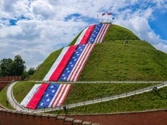 Na Kopcu Kościuszki rozłożono wspólną flagę Polski i USA. To element wyjątkowych obchodów
