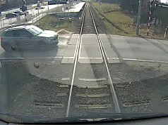 POLREGIO ostrzega kierowców: na przejazdach kolejowych nie ma miejsca na ryzyko