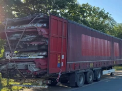 Wyrejestrowana, nieubezpieczona naczepa z czterema kolejnymi naczepami w środku
