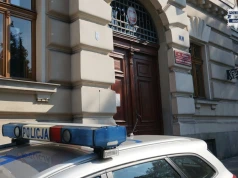 Nastolatkowie ukradli hulajnogę sprzed basenu. Namierzyła ich policjantka po służbie