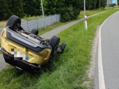 Dachowanie w Dziwiszowie. Kierująca prawdopodobnie zasnęła za kierownicą