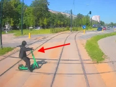 Wjechał hulajnogą prosto pod tramwaj. MPK pokazało nagranie