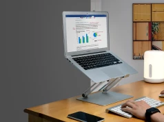 Jak przygotować ergonomiczne stanowisko do nauki IT i pracy przy komputerze? Kluczowe elementy setupu