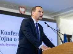 Polityka jako sztuka maskarady. Pełnoskalowa wojna kognitywna polskiego szefa dyplomacji
