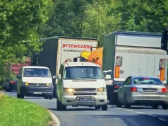 Totalny drogowy armagedon. W wakacje łatają dziury na drodze do Szklarskiej Poręby