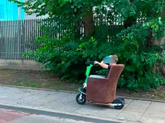 Jechał po Warszawie nietypowym wynalazkiem. "Rodzicu, zadbaj o bezpieczeństwo syna!" Burza w Internecie