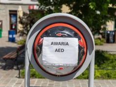 Bulwersująca sytuacja na Placu Wojska Polskiego. Ktoś dla zabawy otworzył defibrylator