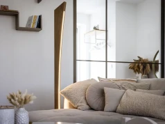 Dwie lampy z jednego kawałka drewna. Ten pomysł zachwyca architektów i miłośników designu