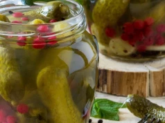 Zamiast octu dodaje do ogórków ten owoc. Są chrupiące i delikatne w smaku