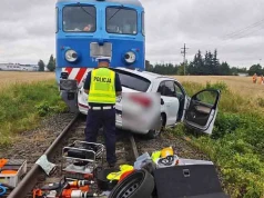 Śmiertelny wypadek w Kiszkowie. Kierujący Audi wjechał pod pociąg