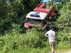 Wóz strażacki pędził przez Cieszyn, wpadł do ogródka kobiety. Za kierownicą radny?