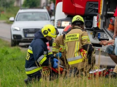 Czołowe zderzenie w Wańkowej. W autach jechało dziewięć osób, w tym troje dzieci