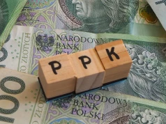 Polacy pokochali PPK. Wiele osób zamienia je na wakacyjną skarbonkę