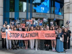 Koniec Epoki Klatkowej. 5 lat obietnic. Protest pod siedzibą Komisji Europejskiej