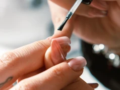 Zapomnij o kolorowych zdobieniach. "Babciny manicure" wraca do łask. W latach 90. nosiła go każda
