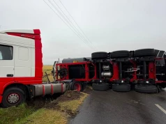 Przewrócona naczepa z wapnem zablokowała drogę